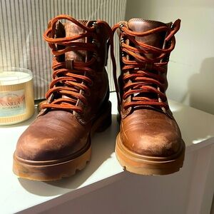Sorel women’s brown boots. Worn outside 2-3 times. Size 7.5. True to size